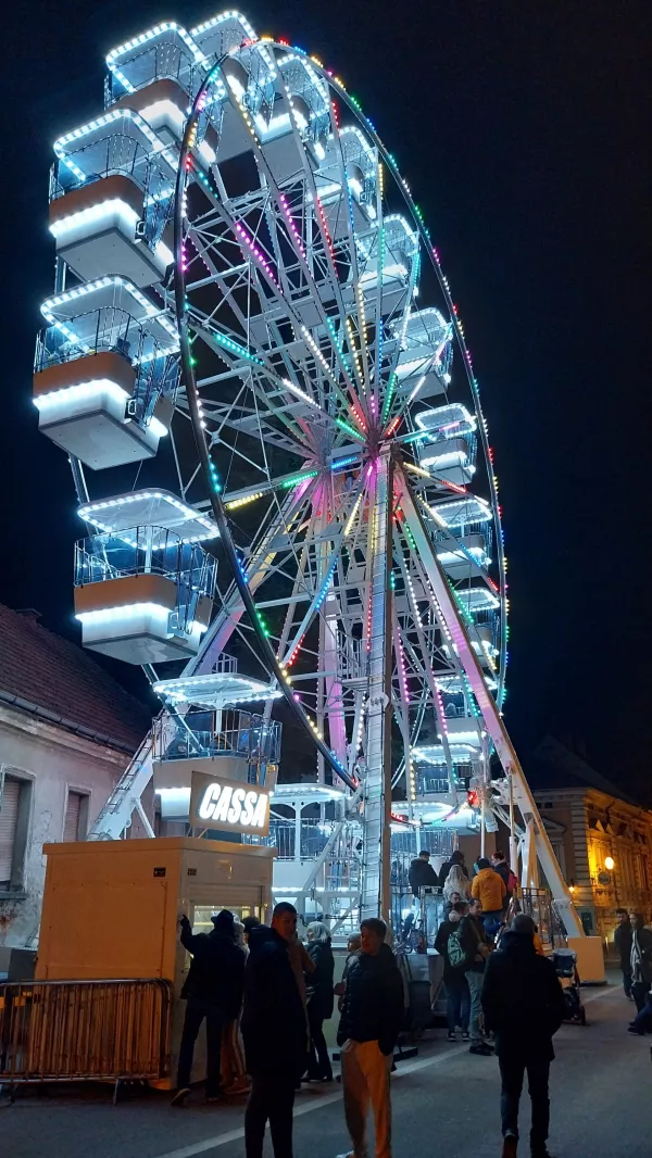 Nepogrešljiva atrakcija je tudi 23-metrsko panoramsko kolo, iz gondol pa se razprostira čudovit pogled na praznično okrašeno mesto. 