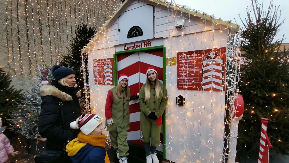 Ljudje čakajo tudi do dve ure, da vstopijo v čarobno dvigalo, ki je letošnja novost Adventa v Varaždinu. 