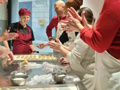 julija Patricija Prevec, ki ima z možem Cenetom Prevcem v Homanovi hiši svojo slaščičarno, v decembrskem času vodita tudi delavnice peke piškotov za najmlajše. F STO