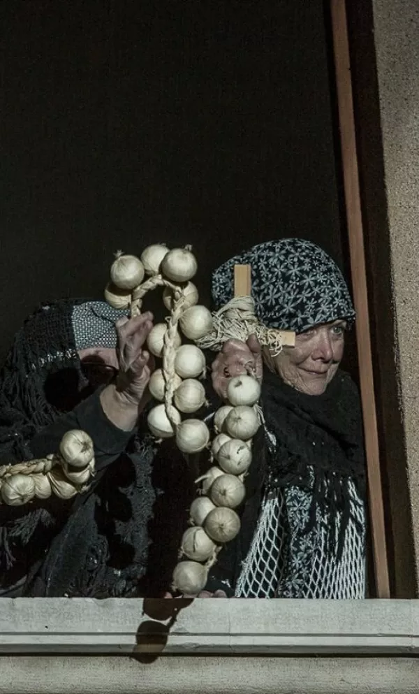 »Varvuole« so morske čarovnice, ki v Gradež vedno prispejo vsakega 5. januarja ob sončnem zahodu. Pojavljajo se skozi morsko meglo na krovu »batele«, tipičnih čolnov za laguno. Njihov prihod je zelo osupljiv: v mrežastih plaščih, žičnatih laseh, lesenih nogah, dolgih ostrih zobeh in ognjenih očeh, sredi krikov, ki jim grozi krv in vrtinčastih plesov, čarovnice prispejo na kopno, da ugrabijo poredne otroke in plenijo hiše. Edini protistrup za boj proti njim je drgnjenje kovinskih vrat in okenskih okvirjev hiše s česnom in, če je treba, poškropljenje s sveto vodo v kotih doma. Zgodba o Varvuolah je globoko zakoreninjena legenda, ki nazaj v čas vpadov Uskokov, divjih dalmatinskih gusarjev, ki so pred Turki preplavljali jadranske obale. Nosile so železne ščitnike za usta, lesene bootlegs in oblečene v široka krila kot Turki, oblačila, ki so vplivala na domišljijo ljudi, dokler se niso spremenile v morske čarovnice po imenu Varvuole.Ne samo, da nas spominjajo na gusarske vpade, Varvuole simbolizirajo tudi naš večni strah pred morjem, ki je vedno predstavljalo neznano.