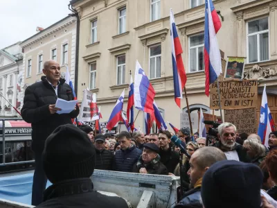 - Janez Jan&scaron;a, predsednik stranke SDS.- 12.12.2024. - Neprijavljen shod v podporo Janezu Jan&scaron;i ob sojenju v zadevi Trenta v Celju pred Okrožnim sodi&scaron;čem.//FOTO: Bojan Velikonja
