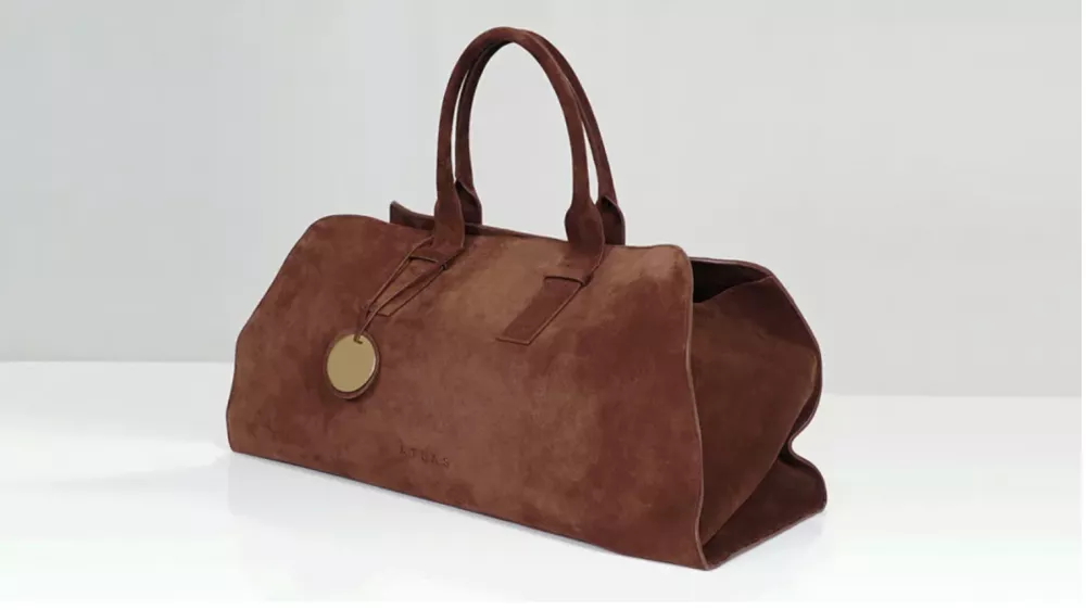 The Ultimate Gift Bag vključuje več kot 25 vrhunskih izdelkov in storitev, osrednji kos pa je ročno izdelana torba iz finega semi&scaron;a podjetja Atlas Bespoke