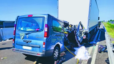 Kombi, poln mladih športnikov, je julija trčil v tovornjak na repu kolone na hitri cesti. Foto: GE Nova Gorica 