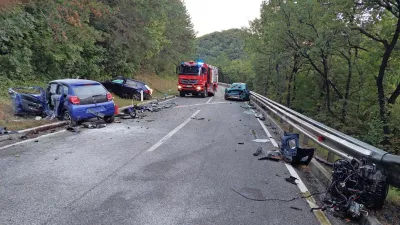 Komaj 19-letni voznik začetnik je na cesti med Rižano in Kubedom zakrivil pravo razdejanje, v katerem sta umrla dva italijanska državljana. Foto: GB Koper 
