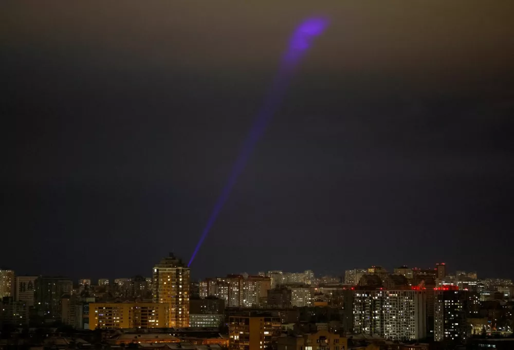 Ukrainian service personnel use a searchlight as they look for drones in the sky over the city, during a Russian drone strike, amid Russia's attack on Ukraine, in Kyiv, Ukraine December 12, 2024. REUTERS/Gleb Garanich