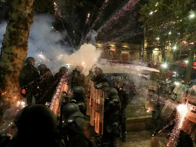 Ker so protestniki proti policiji uporabljali tudi pirotehniko, nameravajo poslanci Gruzijskih sanj zdaj njeno uporabo močno omejiti tako na javnih mestih kot tudi v domačem okolju. Foto: Reuters