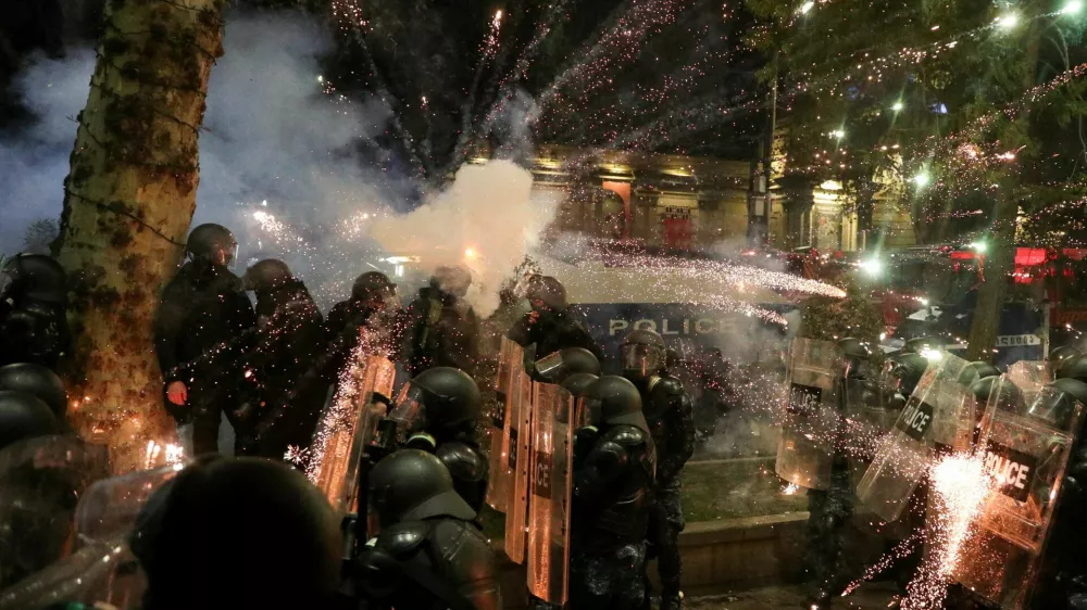 Ker so protestniki proti policiji uporabljali tudi pirotehniko, nameravajo poslanci Gruzijskih sanj zdaj njeno uporabo močno omejiti tako na javnih mestih kot tudi v domačem okolju. Foto: Reuters