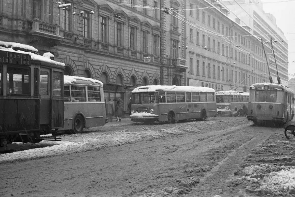 Od 1951 do 1958 so vozili »skupaj« tramvaji, trolejbusi in avtobusi. / Foto: Marjan Ciglič, Hrani Muzej Novejše In Sodobne Zgodovine