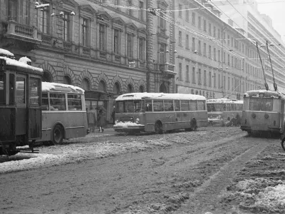 Od 1951 do 1958 so vozili »skupaj« tramvaji, trolejbusi in avtobusi. / Foto: Marjan Ciglič, Hrani Muzej Novejše In Sodobne Zgodovine