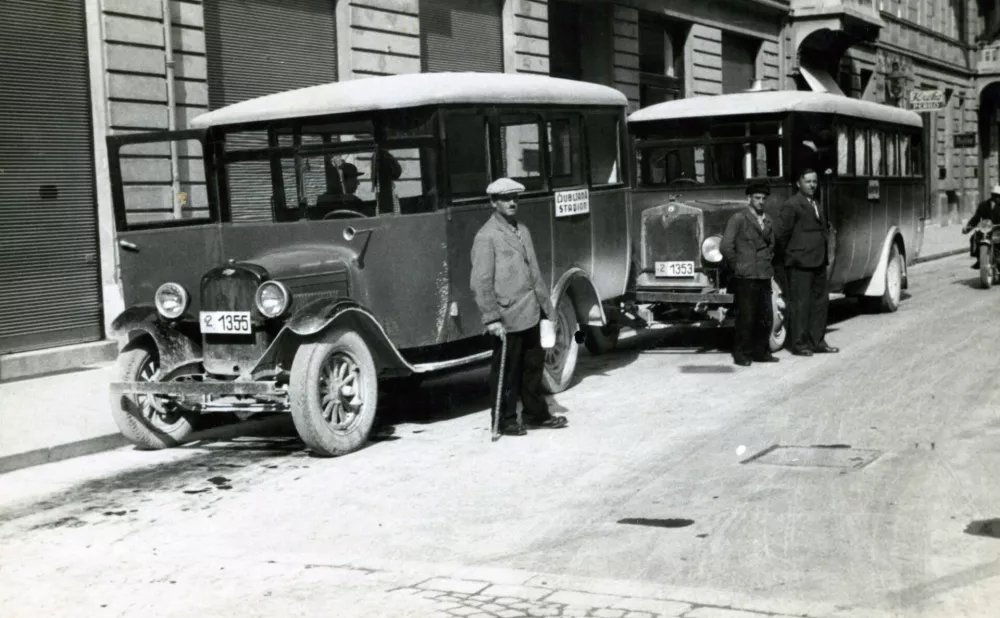 Avtobusa Chevrolet in Austro-Fiat prevoznika Magistra na Tavčarjevi cesti. / Foto: Neznan, Osebni Arhiv Družine Magister