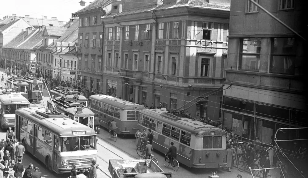 Promet v Ljubljani ob prihodu cirkusa: avtobusi, tramvaji, trolejbus. / Foto: Miloš Švabič, Hrani Muzej Novejše In Sodobne Zgodovine