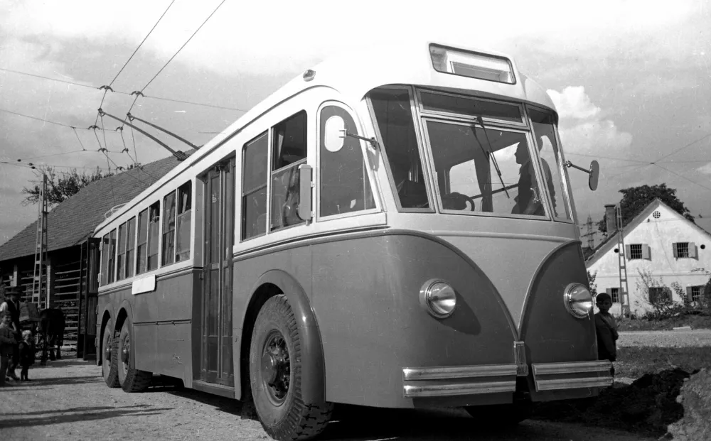 Trolejbus Fiat CaNSA na prvi vožnji na obračališču Ježica. / Foto: Vasja Simončič, Hani Muzej Novejše In Sodobne Zgodovine