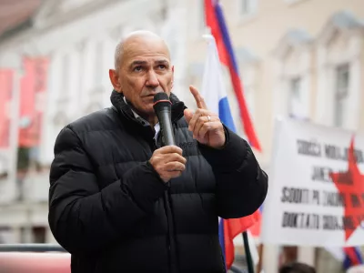 Celje, okrozno sodisce.Protesti Jansevih podpornikov pred sodno stavbo ob robu sojenja Branku Kastelicu, Janezu Jansi in Klemnu Gantarju zaradi ocitkov o zlorabi polozaja in pomoci pri prodaji nekdanje Janseve parcele v Trenti.Predsednik SDS Janez Jansa je nagovoril zbrane.