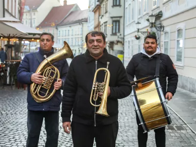 16.12.2024. - Srđan Azilović, vodja istoimenskega romskega pihalnega orkestra (trubači) iz Srbije.//FOTO: Bojan Velikonja