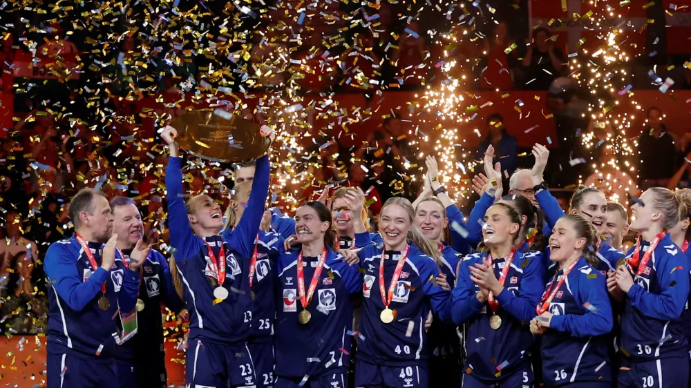 Handball - Women's EHF Euro 2024 - Final - Denmark v Norway - Wiener Stadthalle, Vienna, Austria - December 15, 2024 Norway's Camilla Herrem with teammates celebrate with the trophy after winning the Women's EHF Euro 2024 REUTERS/Lisa Leutner   TPX IMAGES OF THE DAY