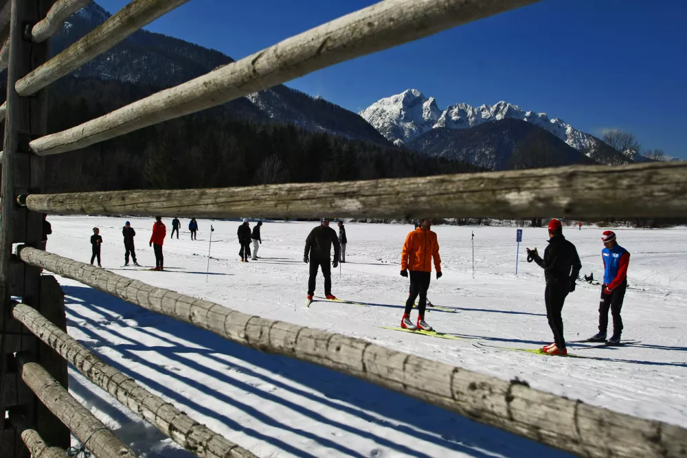 V Ratečah je 10-kilometrska tekaška proga, ki pelje v Italijo, pripravljena za drsalno tehniko. Tako kot lani (na fotografiji) bodo tam v prihodnje uredili tudi poligon za začetnike. Foto: Jaka Gasar