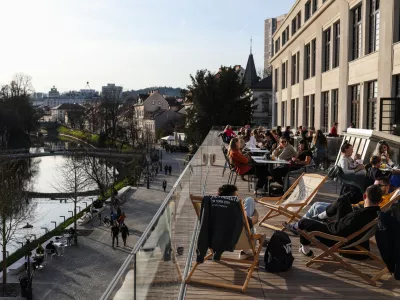 Nadzorni odbor je pri prenovi nekdanje tovarne koles Rog (na sliki), prenovi Vodnikove domačije in rekonstrukciji nekdanjih prostorov Zgodovinskega arhiva Ljubljana ugotovil, da so se pogodbene vrednosti gradbenih del povišale za malenkost manj kot 30 odstotkov prvotne vrednosti, kar pomeni, da občini ni bilo treba objavljati novega javnega naročila. Foto: Bojan Velikonja 