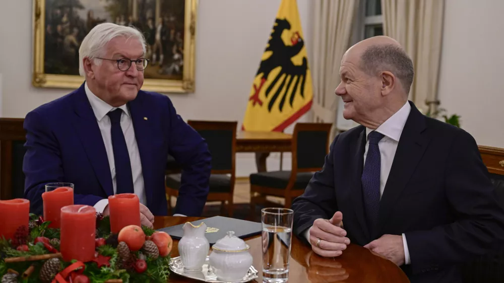 Kancler Scholz je predsednika Frank-Walterja Steinmeierja obvestil o nezaupnici in prosil za razpustitev parlamenta. Pričakuje se, da bo Steinmeier bundestag razpustil kmalu po božiču. Foto: AP