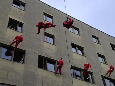 Tradicionalni spust Božičkov letos že 12. leto. Foto: UKC Maribor