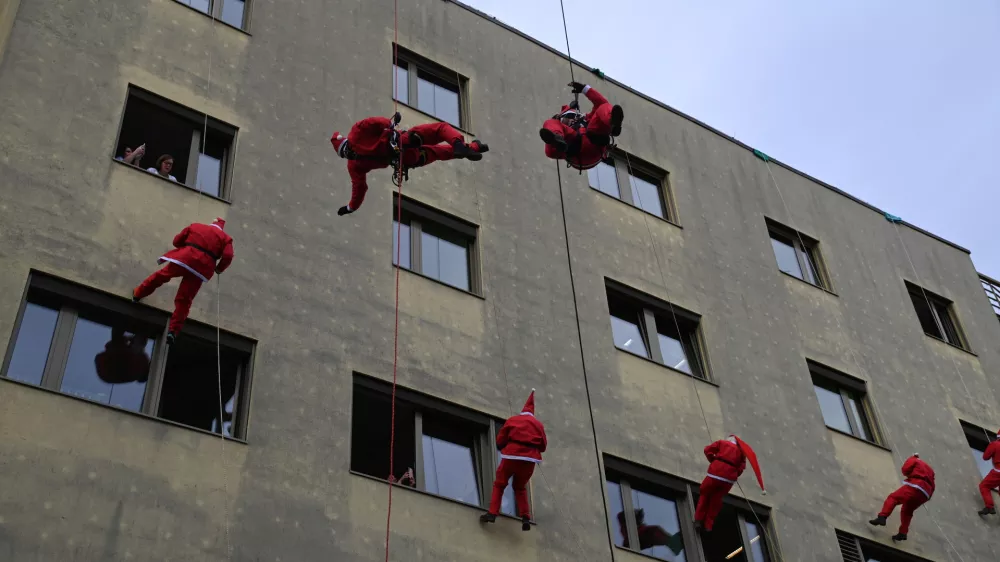 Tradicionalni spust Božičkov letos že 12. leto. Foto: UKC Maribor