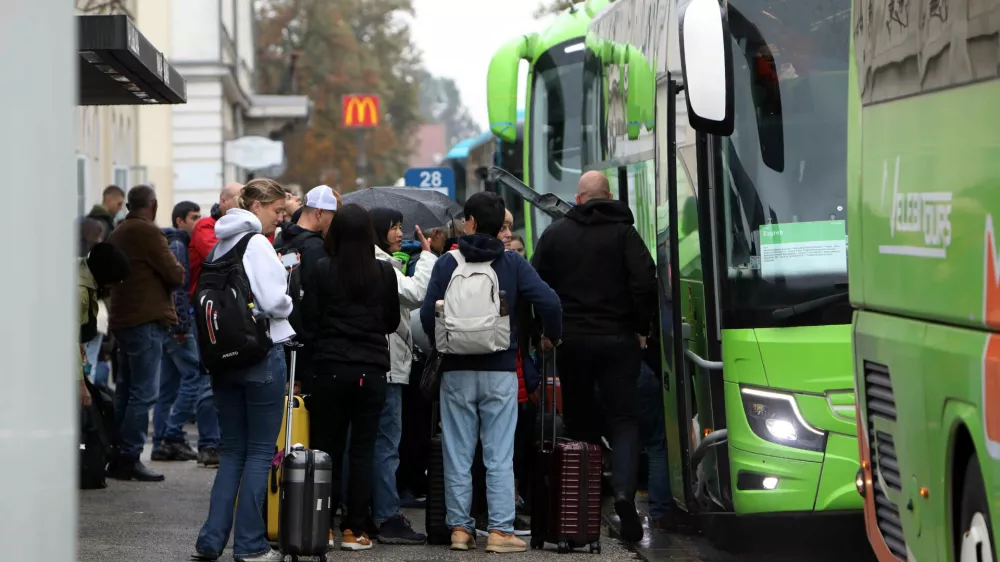 18.10.2024 - avtobusna postaja, gneča, vrsta, potnikifoto: Tomaž Skale