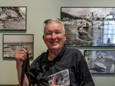 ﻿- Nace Bizilj, nekdanji fotoreporter in urednik fotografije pri časopisni hiši Dnevnik  - 15.06.2017 - Fotografska razstava o dopustovanju v Jugoslaviji z naslovom "Lep pozdrav, saj veš čigav....  //FOTO: Bojan Velikonja