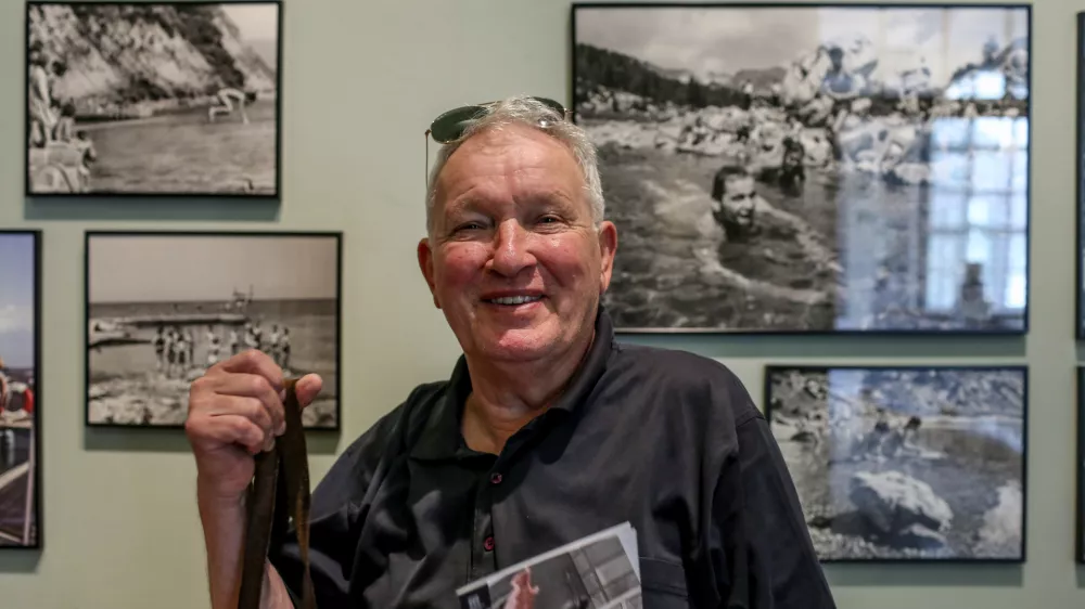 ﻿- Nace Bizilj, nekdanji fotoreporter in urednik fotografije pri časopisni hiši Dnevnik  - 15.06.2017 - Fotografska razstava o dopustovanju v Jugoslaviji z naslovom "Lep pozdrav, saj veš čigav....  //FOTO: Bojan Velikonja