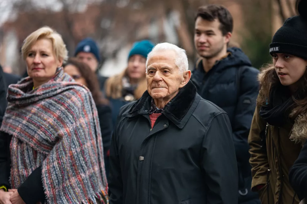 Hrvaska, Zagreb.Slovesnost ob postavitvi prvega od 20 spominskih kamnov posvecenih ubitim predstavnikom manjsin, ki si ziveli v Zagrebu med II. sv. vojno.Prvi kamen je bil polozen v spomin na Slovenca, Dominika Zivca, ki je bil ubit v taboriscu Jasenovac.Avtor knjige o slovenskih taboriscnikih v Jasenovcu Slavko Alojz Kramar.Foto: Center za promocijo tolerance in ohranjanja spomina na holokavst v Zagrebu