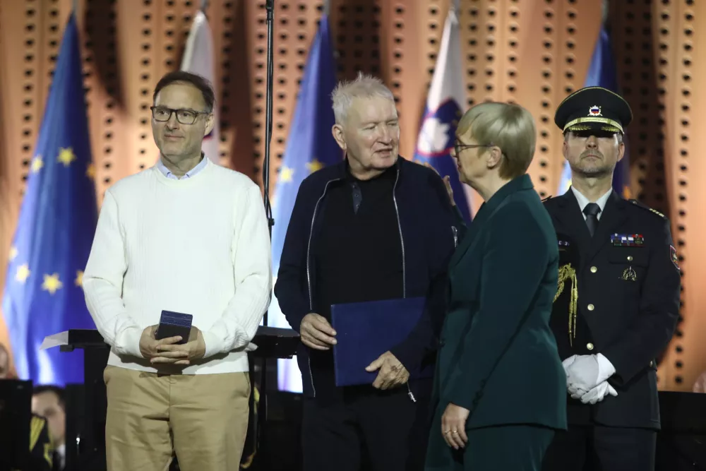 Predsednica republike Nataša Pirc Musar je nekdanjemu Dnevnikovemu fotoreporterju in uredniku fotografije podelila državno odlikovanje. Foto: Luka Cjuha