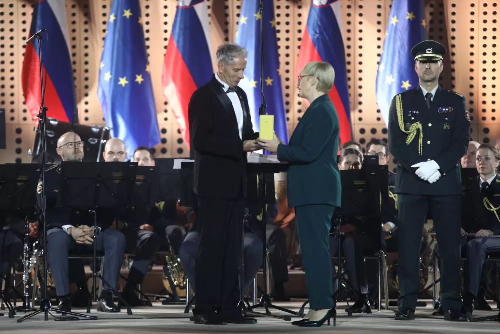 Zlati red za zasluge je predsednica republike podelila tudi poveljniku štaba Civilne zaščite za Notranjsko Sandiju Curku. Foto: Luka Cjuha