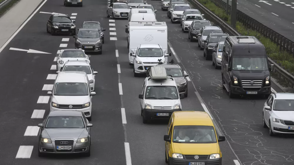 - 18.05.2023 – Ljubljanska obvoznica – prometni zastoj zaradi praznika Jezusov vnebohod v nekaterih državah //FOTO: Luka Cjuha