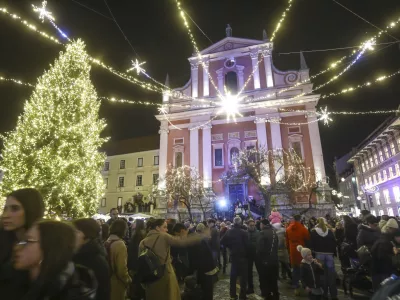 Ljubljano letos krasi 50 kilometrov novoletnih lučk ter približno 850 umetniških skulptur in svetlobnih likov avtorja Urbana Modica. Poleg glavne jelke na Prešernovem trgu, ki v višino letos meri 21 metrov, je v mestu še devet okrasnih smrek in 89 zelenih dreves, ki jih bodo po koncu adventnega časa vrnili v naravo. V grajski kapeli ljubljanskega gradu so na ogled jaslice, delo avtorja Mira Rismonda. Foto: Luka Cjuha