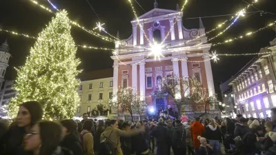 Ljubljano letos krasi 50 kilometrov novoletnih lučk ter približno 850 umetniških skulptur in svetlobnih likov avtorja Urbana Modica. Poleg glavne jelke na Prešernovem trgu, ki v višino letos meri 21 metrov, je v mestu še devet okrasnih smrek in 89 zelenih dreves, ki jih bodo po koncu adventnega časa vrnili v naravo. V grajski kapeli ljubljanskega gradu so na ogled jaslice, delo avtorja Mira Rismonda. Foto: Luka Cjuha