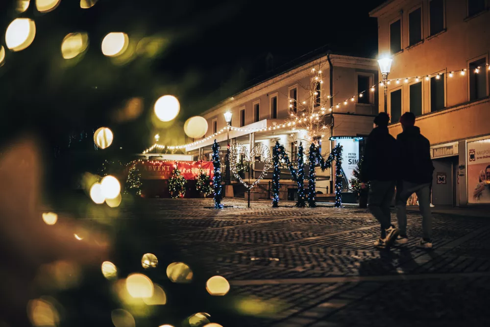 V Novem mestu so poleg Glavnega trga osvetlili tudi Kandijski most in Rozmanovo ulico. Trg bo dodatno krasilo 20 smrek, ki so jih v mestu okrasili z izdelki z otroških delavnic okraševanja. Na trgu pa je organizirano tudi drsališče. Foto: Davorin Pavlenič