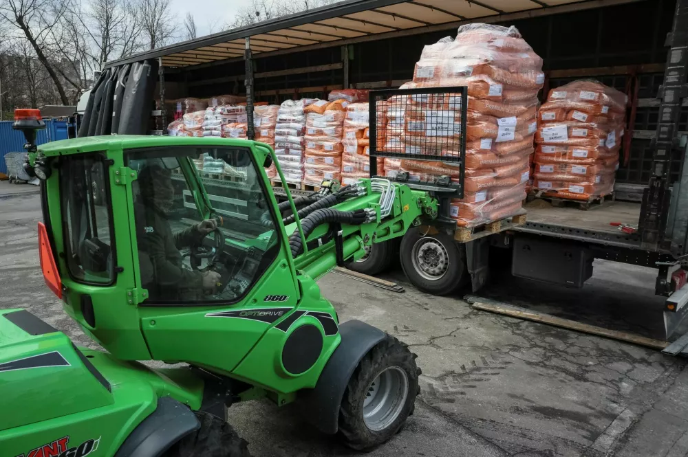 A Kyiv Zoo staff unloads a truck with humanitarian aid, including 18 tons of specialized dried food for animals, from Zoo Berlin, Tierpark Berlin, Tiergarten Schonbrunn and Alpenzoo Innsbruck, ahead of Christmas and New Year season, amid Russia's attack on Ukraine, in Kyiv, Ukraine December 18, 2024. REUTERS/Gleb Garanich