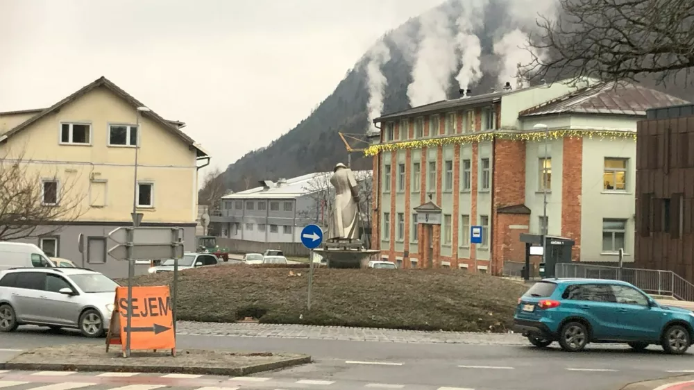 Občina Jesenice se bo prve tri mesece novega leta začasno financirala. Foto: Eva Branc