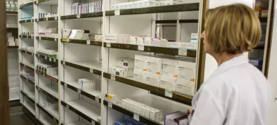 - ilustrativna fotografijazdravila, farmacevtski izdelki, krema, kreme, izdelava zdravil, mazila- Lekarna UKC Ljubljana - dan odprtih vrat - predstavili način priprave zdravil in prostore lekarne, Zaloška 7   //FOTO: Tomaž Zajelšnik