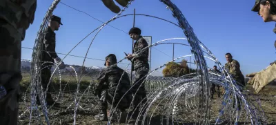 Država bo za podiranje ograje odštela dobrih 7 milijonov evrov. Po slabih dveh letih od začetka podiranja je odstranjena dobra polovica. Foto: Jaka Gasar 