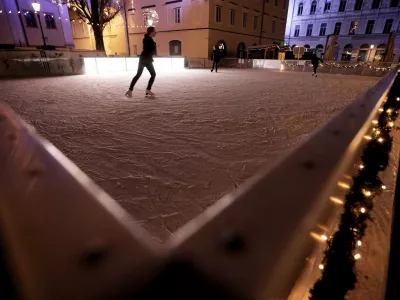 Ljubljana.Drsalisce Ledena pravljica na Pogacarjevem trgu. 