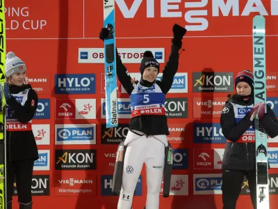 01 January 2025, Bavaria, Oberstdorf: Slovenia's Ski jumper winner Nika Prevc (C) celebrates alongside Norway's second placed Anna Odine Stroem (L) and third placed Eirin Maria Kvandal after the women's large hill 2nd round of the ski jumping Two Nights Tour. Photo: Karl-Josef Hildenbrand/dpa / Foto: Karl-josef Hildenbrand