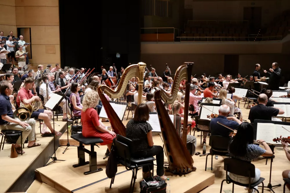 Orkester Slovenske filharmonije bo tradicionalno 1. januarja ob 18. uri v Gallusovi dvorani Cankarjevega doma izvedel novoletni koncert. Foto: Jaka Gasar