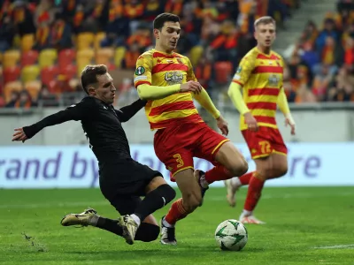 Soccer Football - Conference League - Jagiellonia Bialystok v Olimpija - Bialystok City Stadium, Bialystok, Poland - December 19, 2024 Jagiellonia Bialystok's Dusan Stojinovic in action with Olimpija's Alejandro Blanco REUTERS/Kacper Pempel