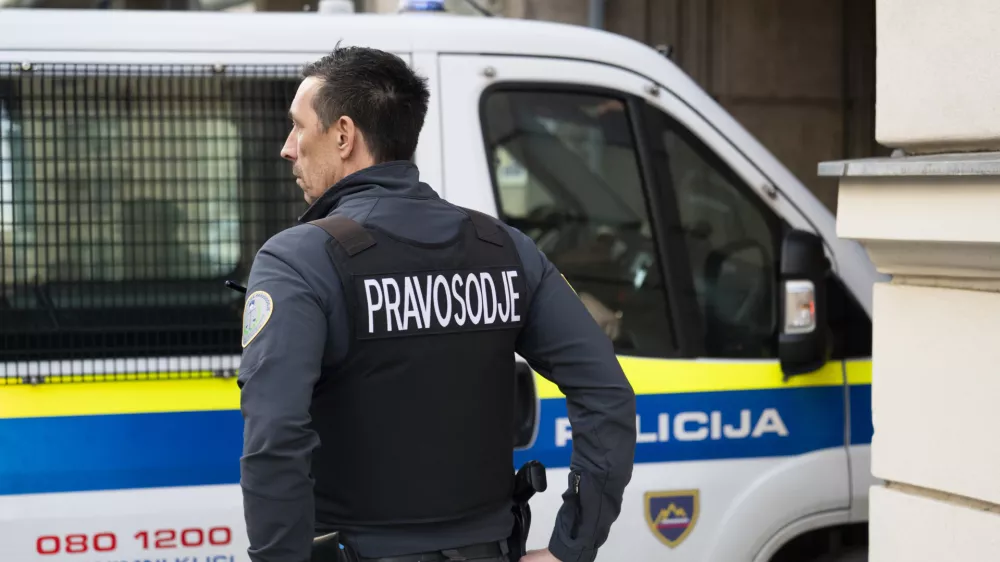 Policija Kriminal7.12.2024 Privedba treh osumljencev za mafijski umor Satka Zovka pred preiskovalnega sodnika. Okrožno sodišče v Ljubljani. FOTO: Nik Erik Neubauer