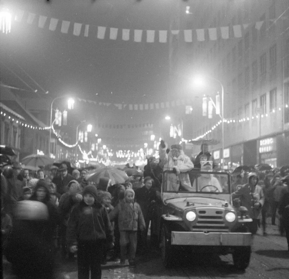 Povorka dedka Mraza leta 1961 v Ljubljani. Ta tradicija se je ohranila vse do danes. / Foto: Marjan Ciglič/dokumentacija