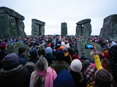 20 December 2024, United Kingdom, Wiltshire: People take part in the winter solstice celebrations during sunrise at the Stonehenge prehistoric monument on Salisbury Plain in Wiltshire. Photo: Andrew Matthews/PA Wire/dpa