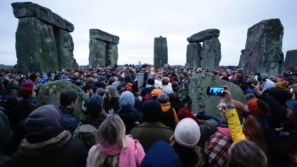 20 December 2024, United Kingdom, Wiltshire: People take part in the winter solstice celebrations during sunrise at the Stonehenge prehistoric monument on Salisbury Plain in Wiltshire. Photo: Andrew Matthews/PA Wire/dpa