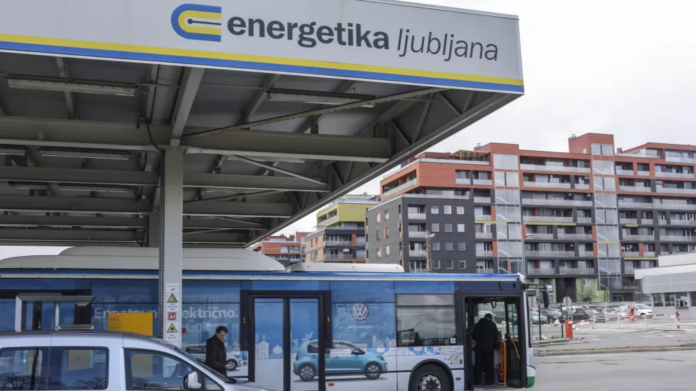 ﻿naselje Celovški dvori - Energetika Ljubljana- 12.03.2018 – LPP -Ljubljanski potniški center – garaža – mestni avtobusi zaradi hrupa motijo okoliško prebivalstvo //FOTO: Jaka Gasar