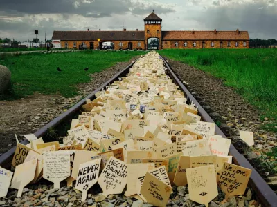 Pozivi k miru, ki jih pred nekdanjim koncentracijskim taboriščem Auschwitz-Birkenau puščajo obiskovalci. Taborišče je osvobodila sovjetska Rdeča armada 27. januarja 1945. / Foto: iStock