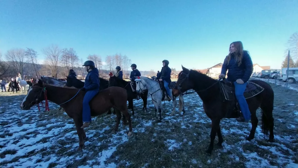 Blagoslov konj je letos prvič potekal pred cerkvijo sv. Lenarta v Sostrem. 