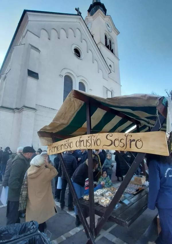 PO maši in blagoslovu je potekalo prijetno druženje ob toplem čaju in piškotih. 